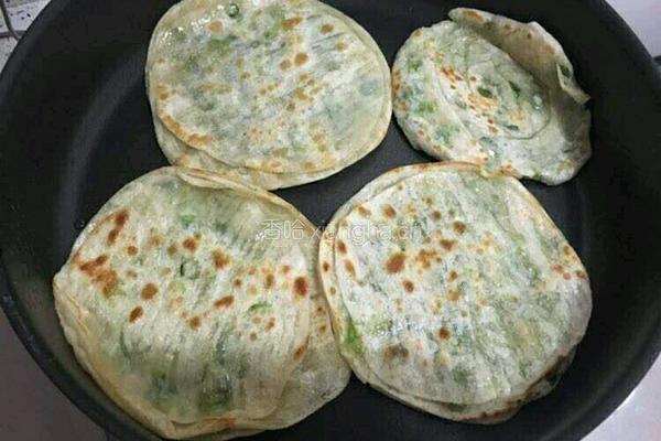 饺子皮新吃法～饺子皮葱油饼的做法图解7