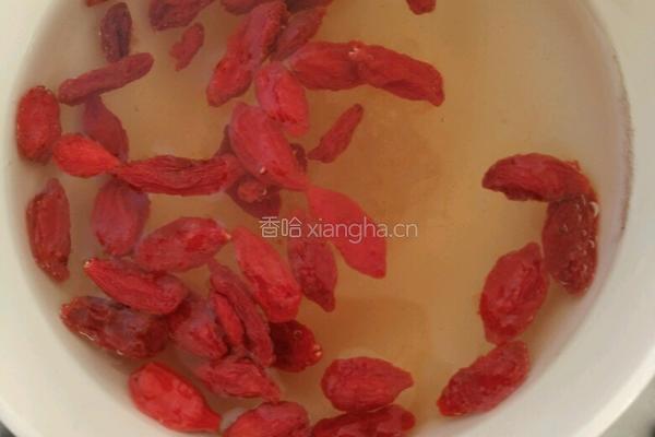 牛奶炖双黄鸡蛋的做法图解2