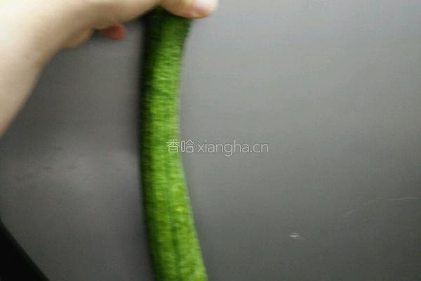蒜蓉粉丝蒸丝瓜的做法图解1