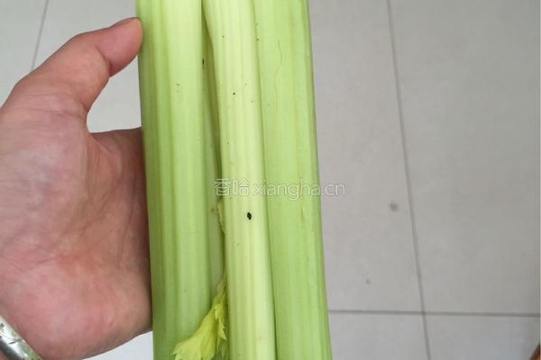 猪肉炒西芹的做法图解1