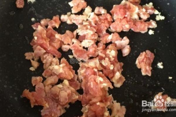 玉米红萝卜炒肉丁的做法图解4