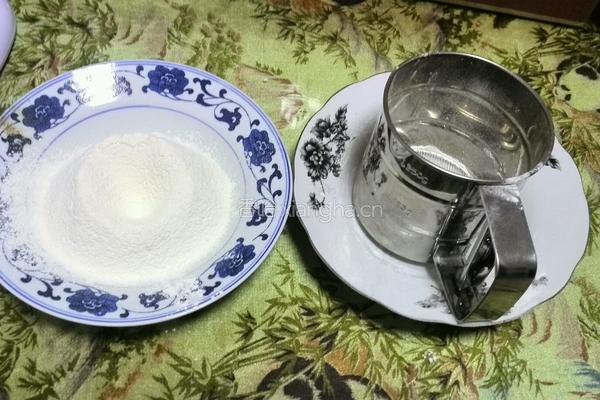 南瓜泥戚风蛋糕8寸的做法图解1