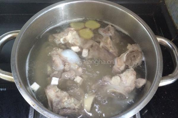 蘑菇茯苓大骨汤的做法图解3