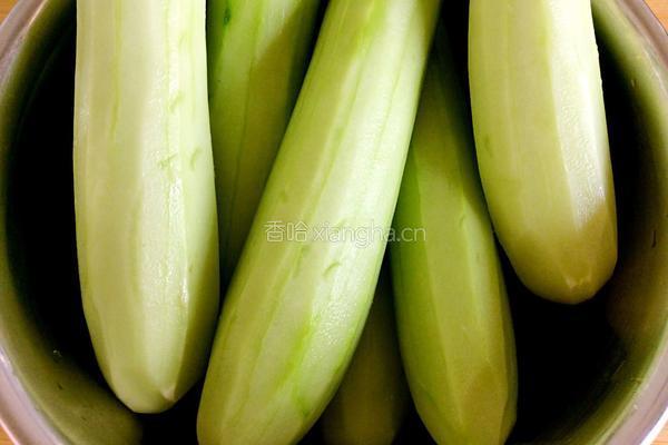 酸辣蓑衣黄瓜的做法图解1