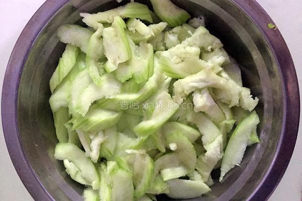 丝瓜蛋花汤的做法图解1