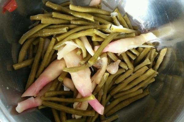 酸豆角酸姜爆炒牛肉的做法图解3