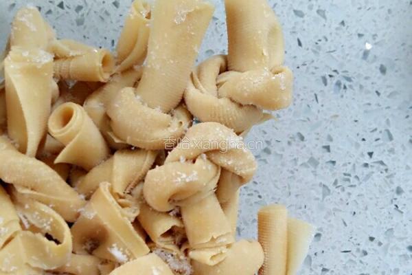 三鲜排骨汤的做法图解2
