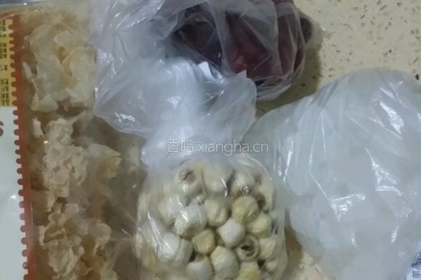 银耳莲子红枣 汤的做法图解1