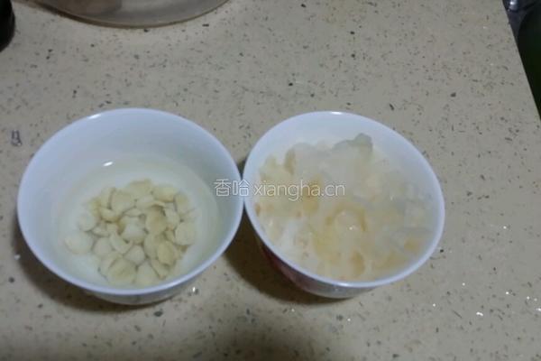 银耳莲子红枣 汤的做法图解3