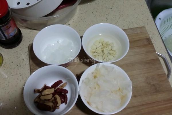 银耳莲子红枣 汤的做法图解4