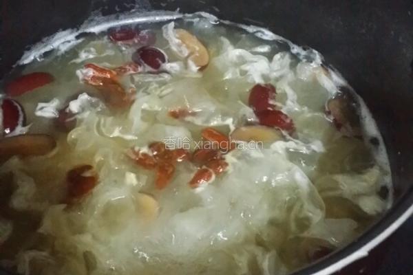 银耳莲子红枣 汤的做法图解7