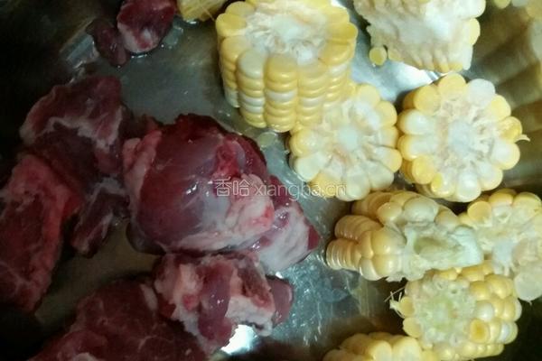 莲藕玉米骨头汤的做法图解3
