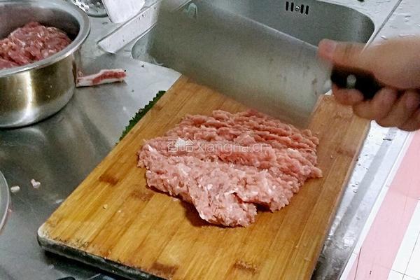 猪肉馅饺子的做法图解2
