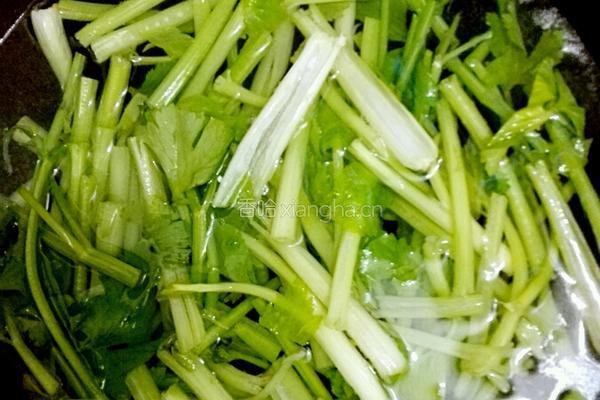 凉拌香芹的做法图解3