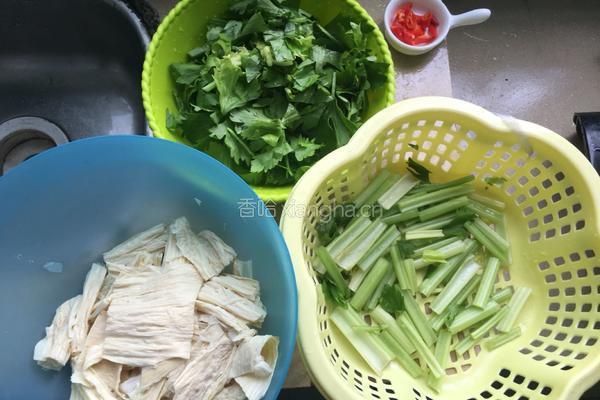 香芹炒腐竹的做法图解1