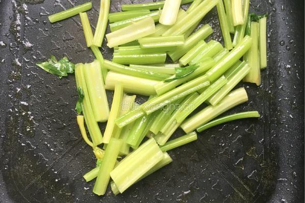 香芹炒腐竹的做法图解2