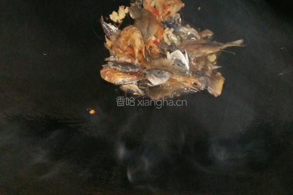 海三鲜煮空心菜汤的做法图解2