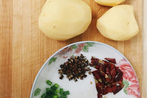干煸土豆条的做法图解1
