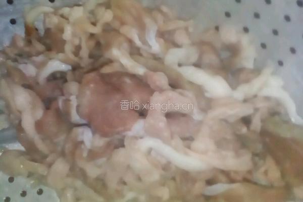 白菜梗炒肉的做法图解1