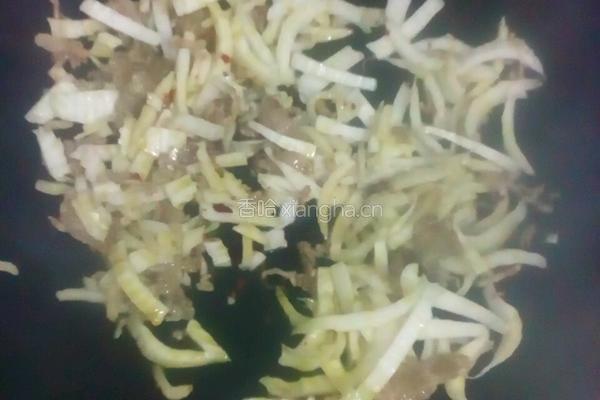 白菜梗炒肉的做法图解4