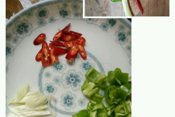 木耳炒卷心菜的做法图解2
