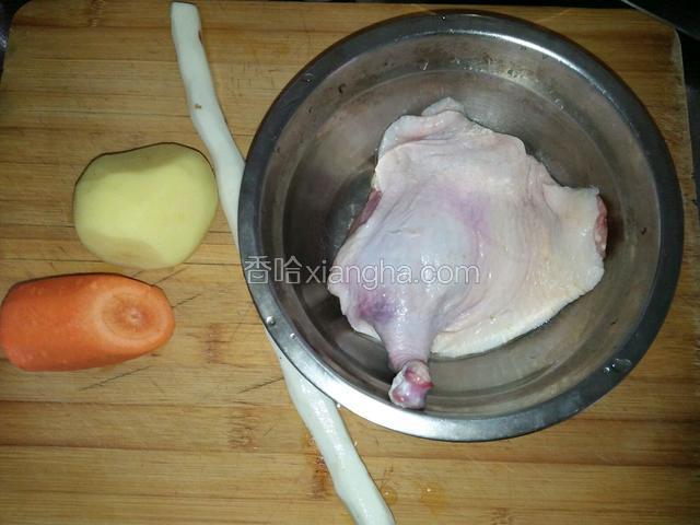 鸭腿洗净，土豆，胡萝卜，山药去皮
