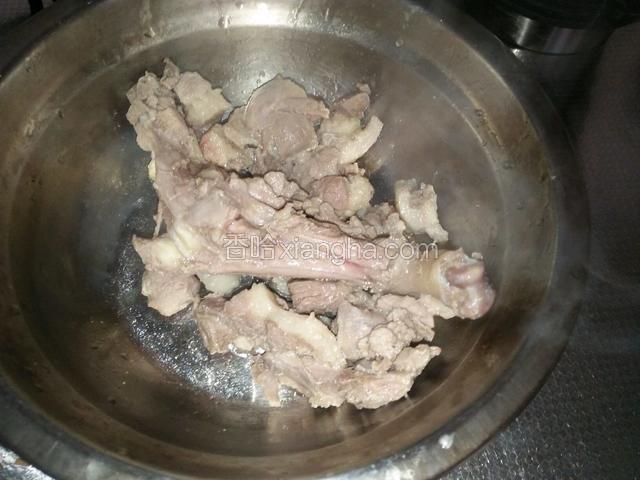 鸭肉盛出备用