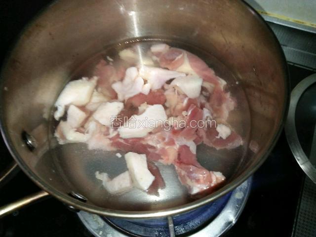 鸭肉放凉水，煮到水开