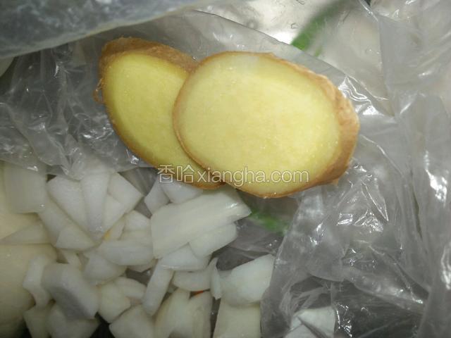 准备洋葱和两片