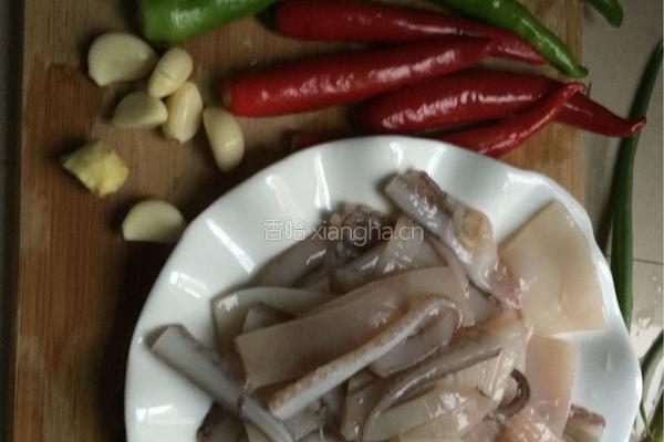 双椒炒鱿鱼的做法图解1