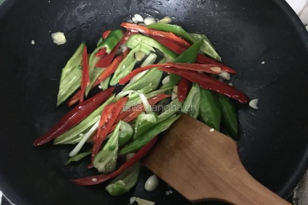 双椒炒鱿鱼的做法图解5