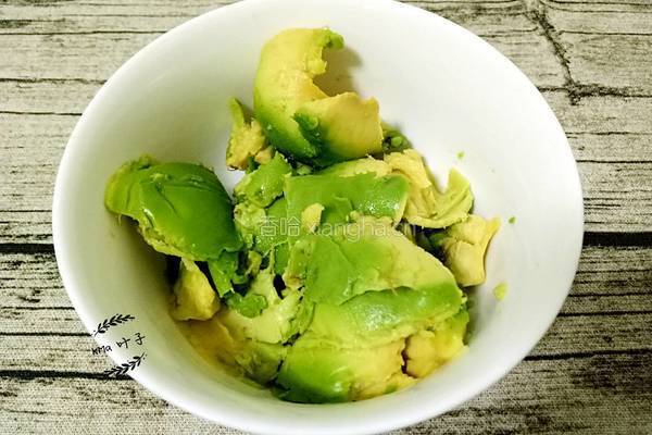 蜂蜜牛油果奶昔的做法图解3