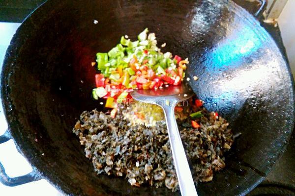 双椒腌菜炒肉丁的做法图解6