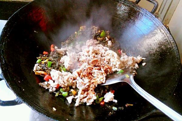 双椒腌菜炒肉丁的做法图解9