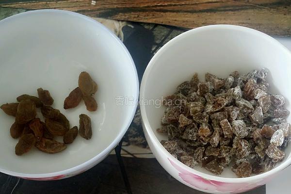 葡萄干戚风蛋糕的做法图解2