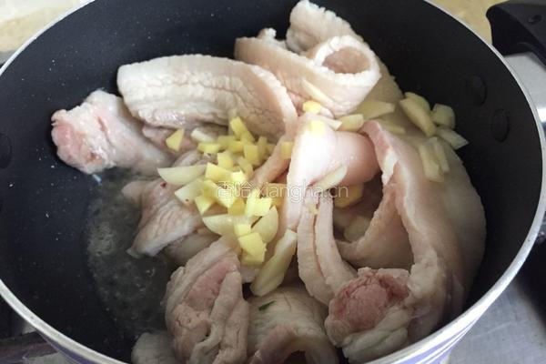东北酸菜洋芋仔五花肉的做法图解2