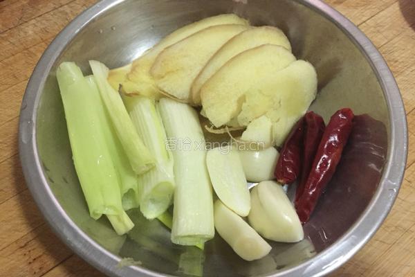 土豆烧牛腱子的做法图解1