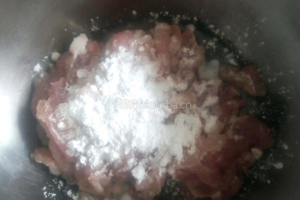 平菇酸菜肉片汤的做法图解2
