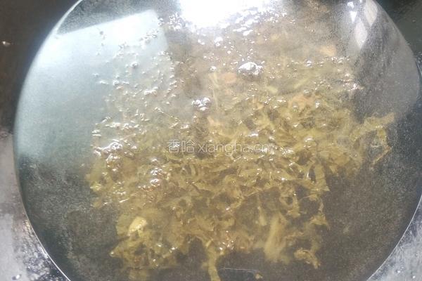 平菇酸菜肉片汤的做法图解4
