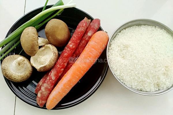 香菇腊肠焖饭的做法图解1