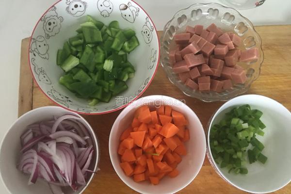 午餐肉炒方便面的做法图解1
