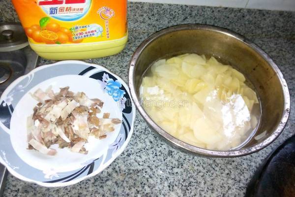土豆炒腊肉的做法图解1