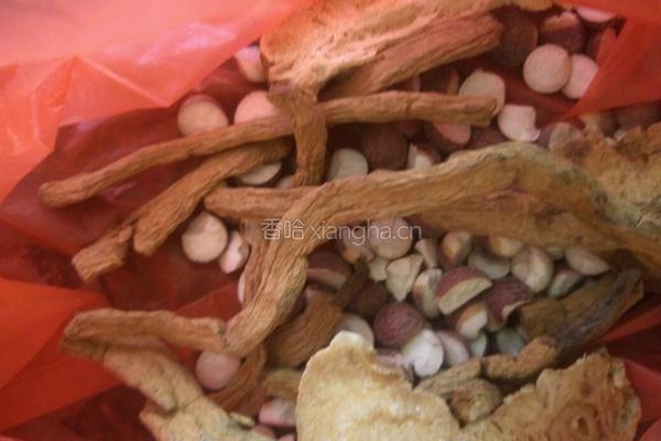 猪小肚炖茨实汤的做法图解2