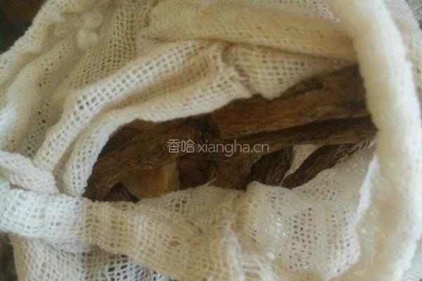 猪小肚炖茨实汤的做法图解3