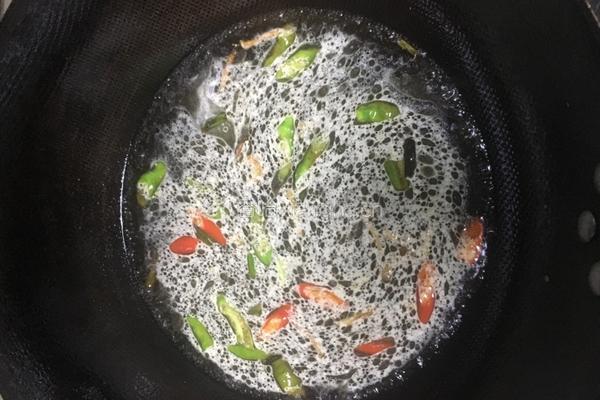 油面筋烧丸子的做法图解2