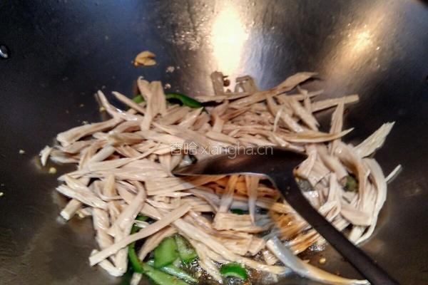辣椒炒腐竹的做法图解4