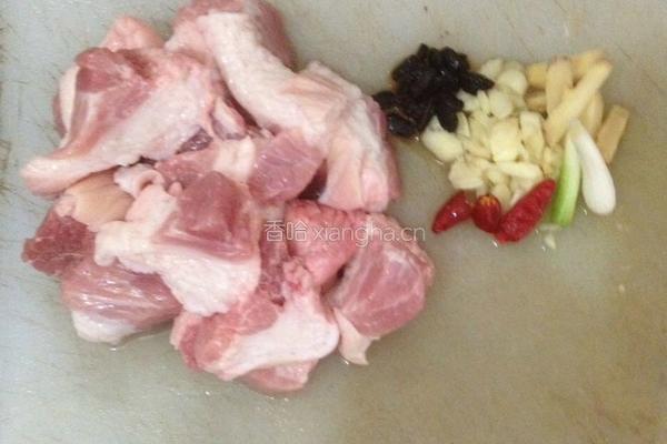 腐竹豆鼓煲五花腩的做法图解1