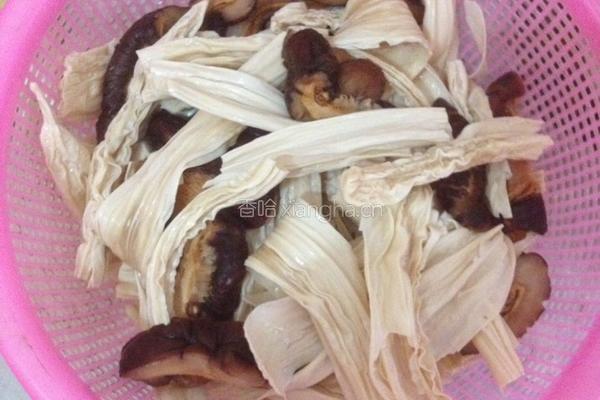 腐竹豆鼓煲五花腩的做法图解2