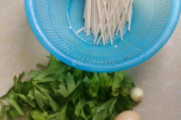 芹菜叶子油泼面的做法图解1