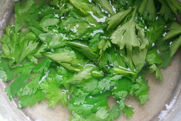 芹菜叶子油泼面的做法图解9